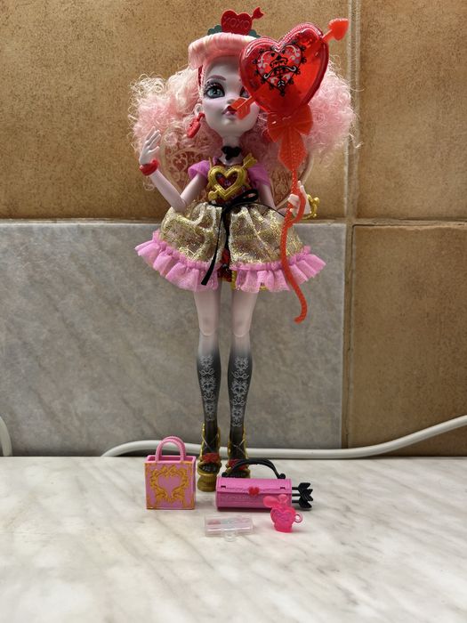 papusa monster high noua dar fara cutie