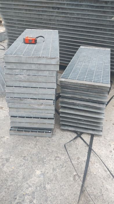 Grătare grilaje și trepte zincate pentru scări și rigol pentru trafic greu