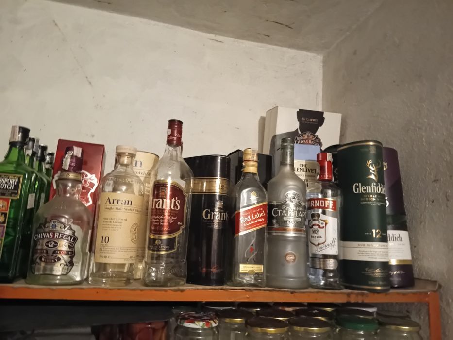 Кутии и бутилки от уиски