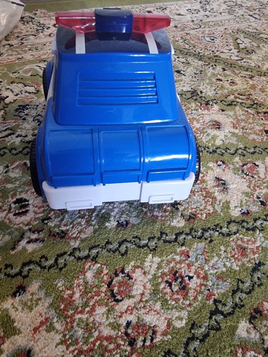 Поли инерционная машинка