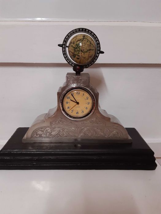 Ceasuri , glob mat nefer. si vapor din compozit, pe suporturi lemn