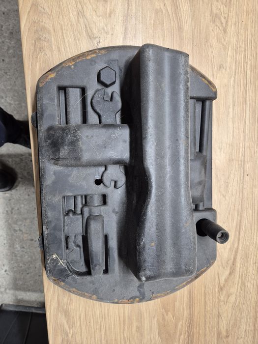 Cric și cheie roți compatibil cu VW Polo din 2001