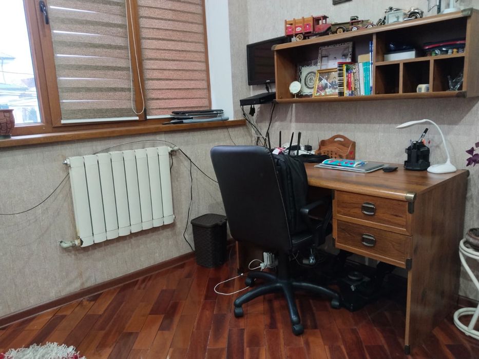 Кровать, стол , шкаф продам