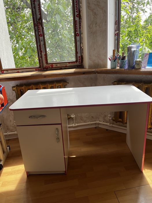 Детский шкаф и стол для девочки