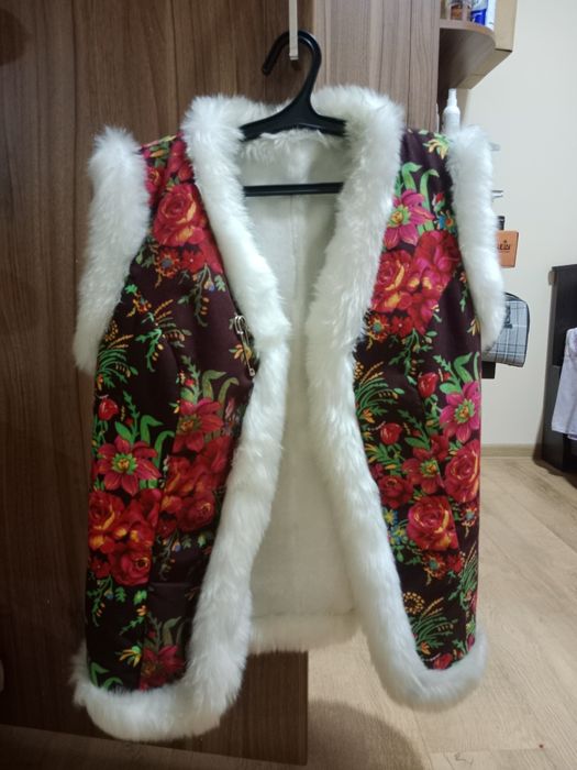 Меховая жилетка женская