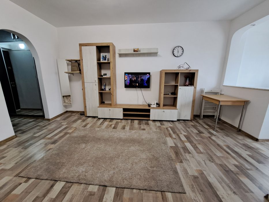 Garsonieră modernă – 50m metrou Favorit (1 minut) – aer condiționat, mobilată complet
