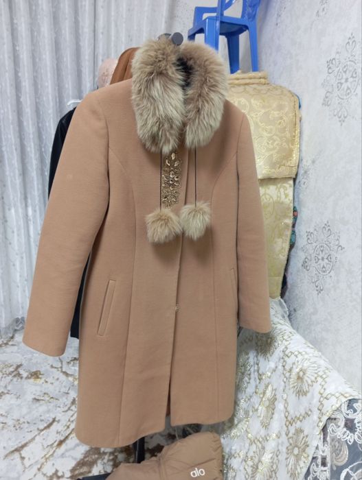 Пальто сотилади холати янги.