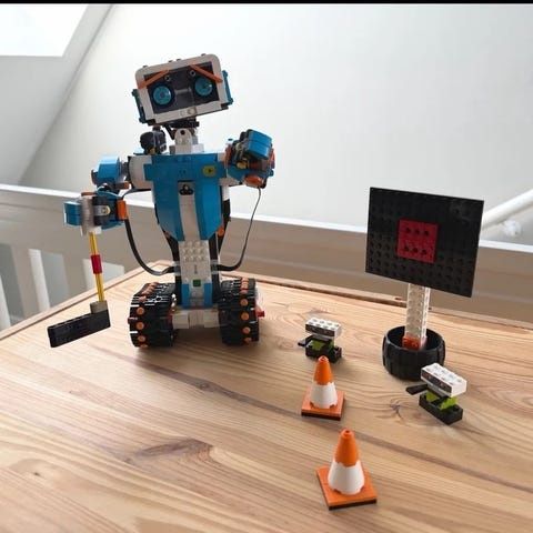 LEGO Boost 17101 (Набор для конструирования и программирования)