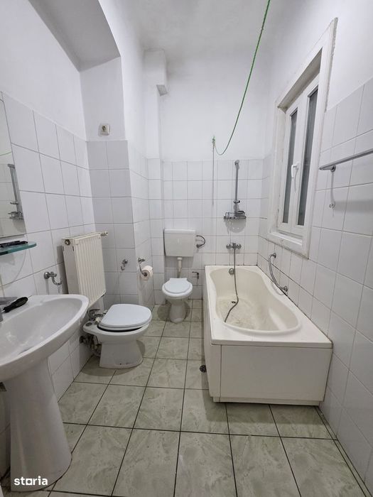 De închiriat apartament 3 camere – Piața 700