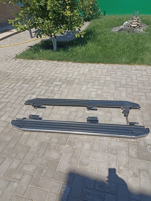 Продам пороги подножки.