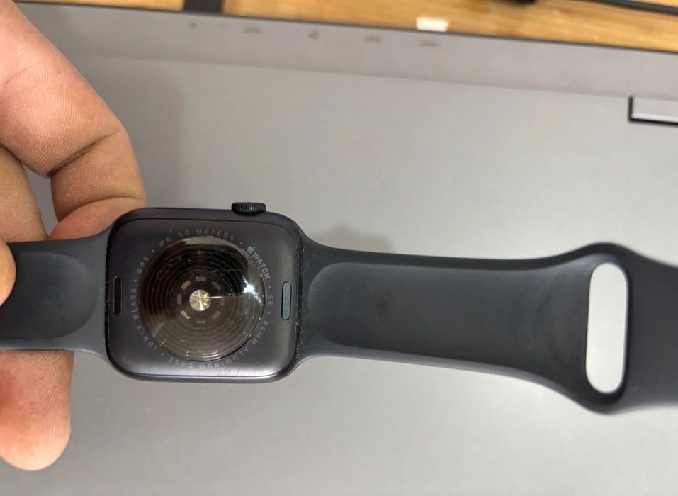 Продам часы Apple Watch se2 ,44 мм Акб:97%