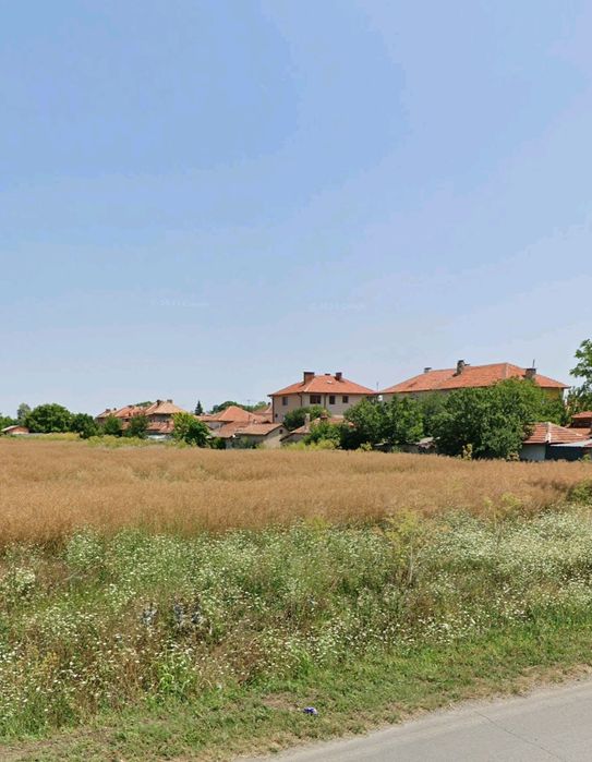Продавам парцел точно до града и два пътя с лесен достъп.