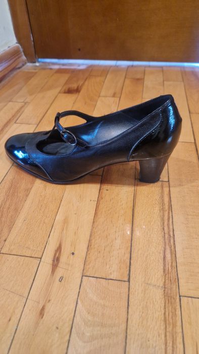 Продаются женские туфли