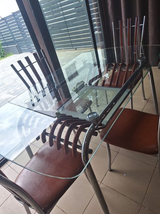 Vând masă plus 4 scaune  arată super bine relați la telefon sau mesaj