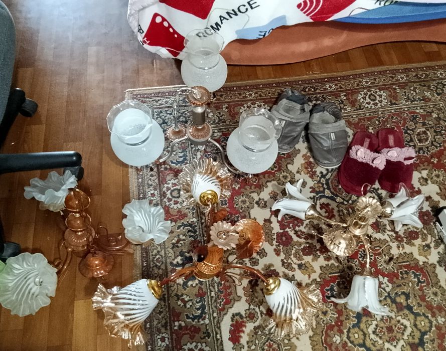 Продам люстры, бра и светильники