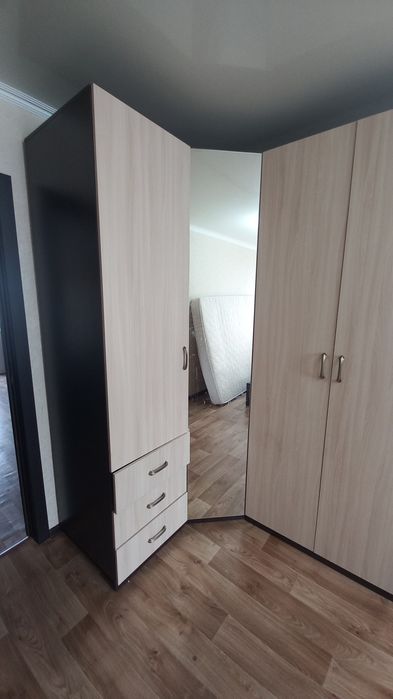 Продам Шкаф угловой с зеркалом