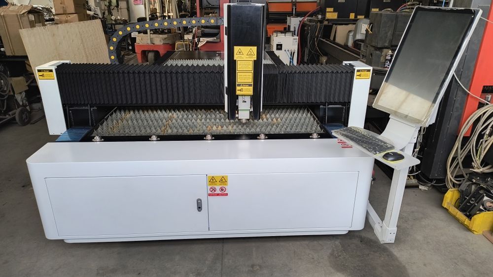 Mașină de debitat CNC fibră laser 6 kW