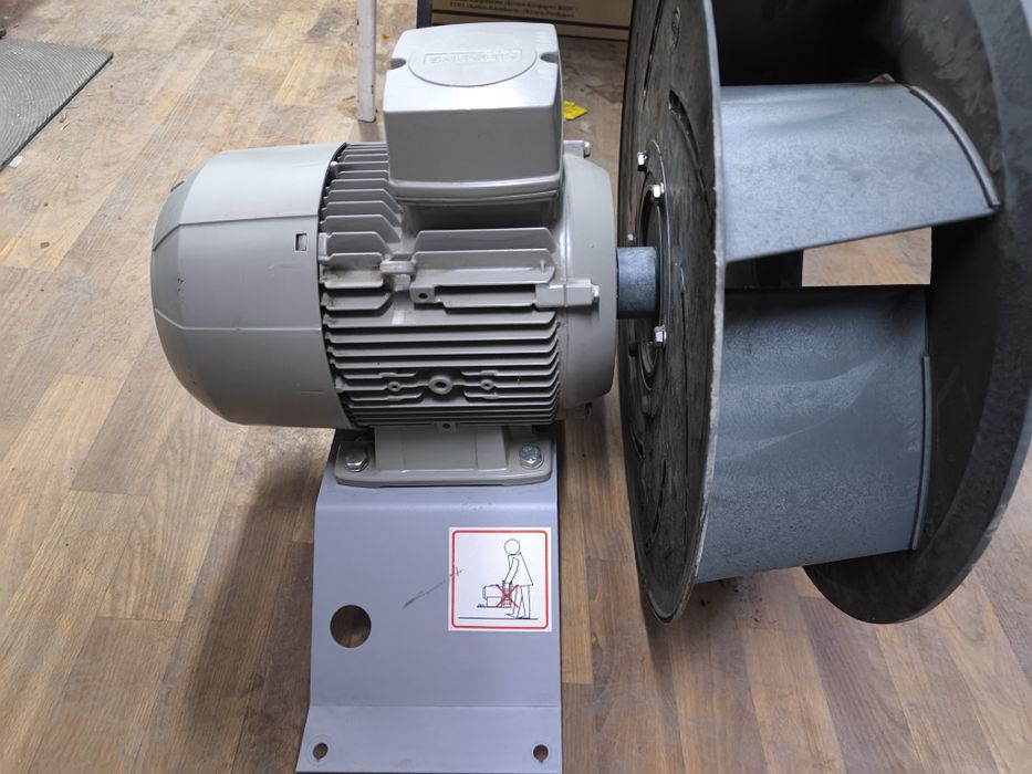 Электродвигатель с вентилятором