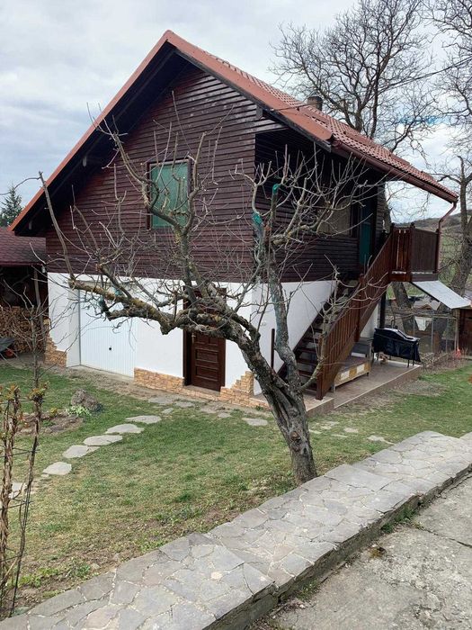 Casa - garaj - curte