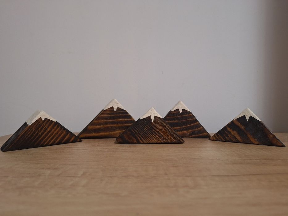 Munti - decoratiune handmade din lemn ars si vopsit
