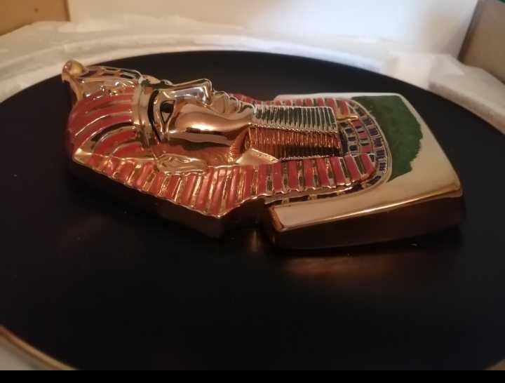 Vand farfurie portelan cu Faraonul Ramses pictata manual cu aur