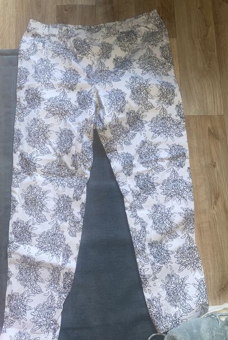 Blugi elastici albi cu model florar