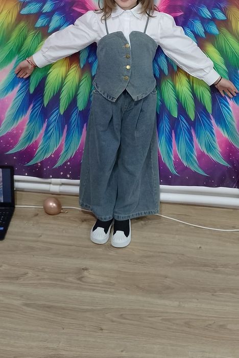 Costum blugi fetita 7-8 ani.