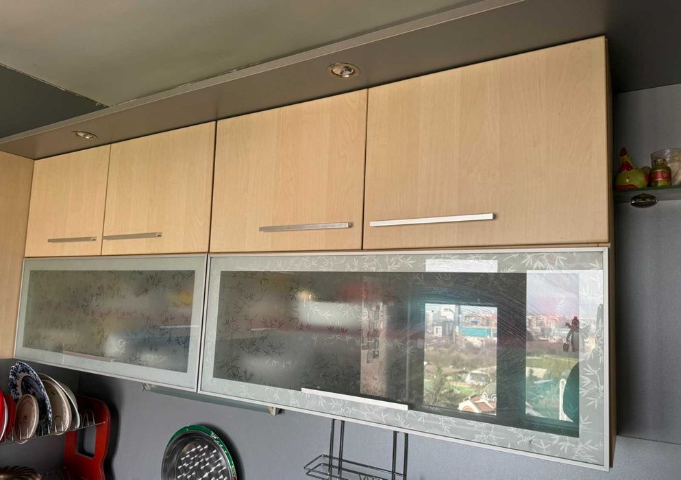 Продавам запазена вградена кухня с работеща фурна