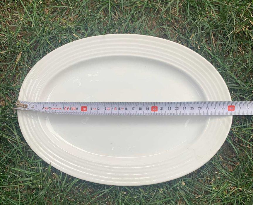 Белая овальная тарелка