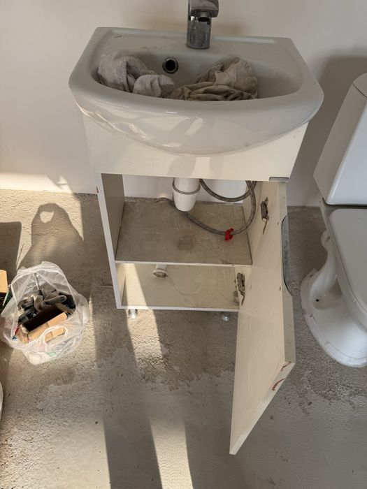 Унитаз и тумба с раковиной