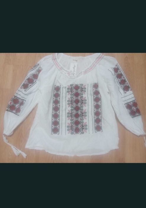 Ie tradițională nouă cu etichetă