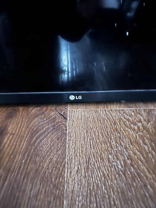 Продаю телевизор  LG экран поломанный 50диагонал