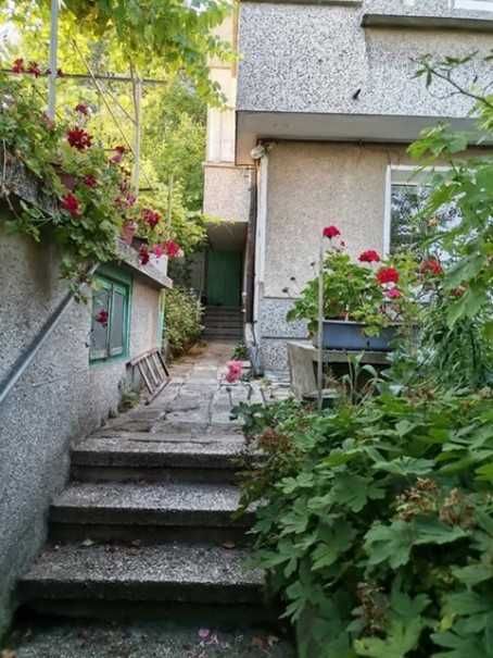 Продава се самостоятелно двуетажно жилище в масивна къща в гр. Попово