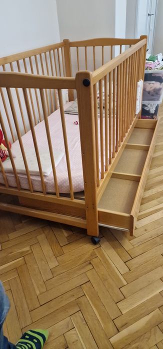 Детско креватче на колелца