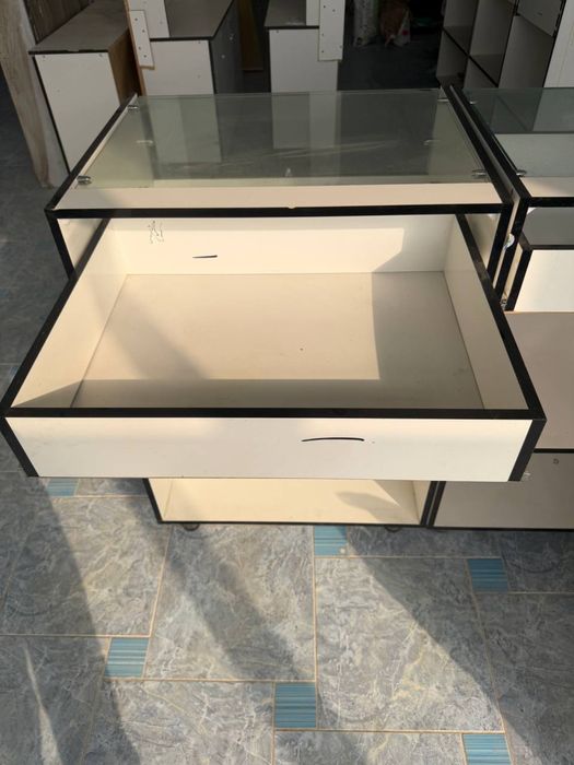 витрины для магазинов с полкамы