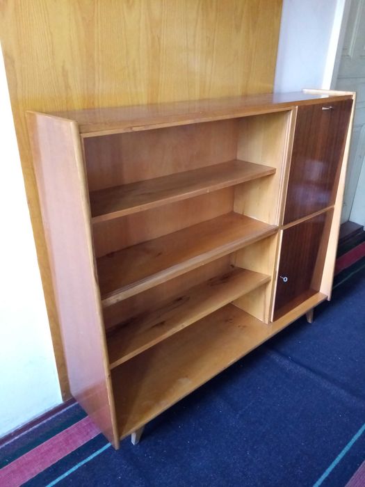 Ретро библиотека с барче и шкаф.