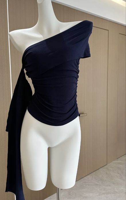 топ с открытым плечом