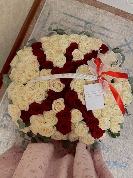 Голландские белые розы,Бархатные красные розы