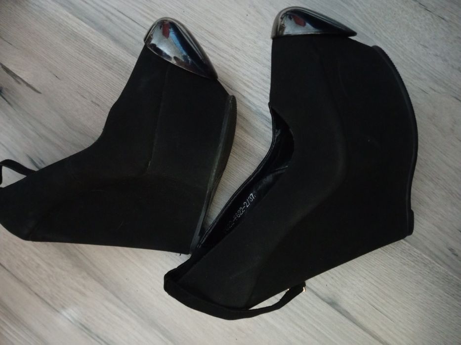 Женские замшевые туфли.  На высокой платыорме