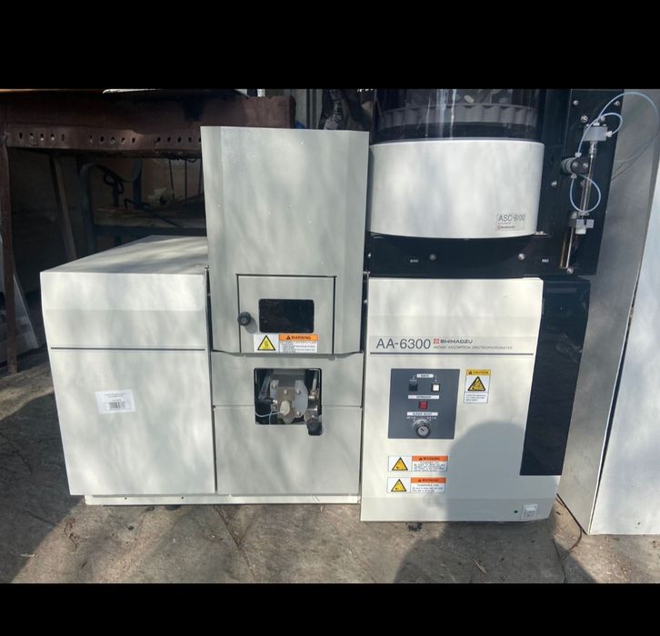 Атомный спектромерт вместе с семплером