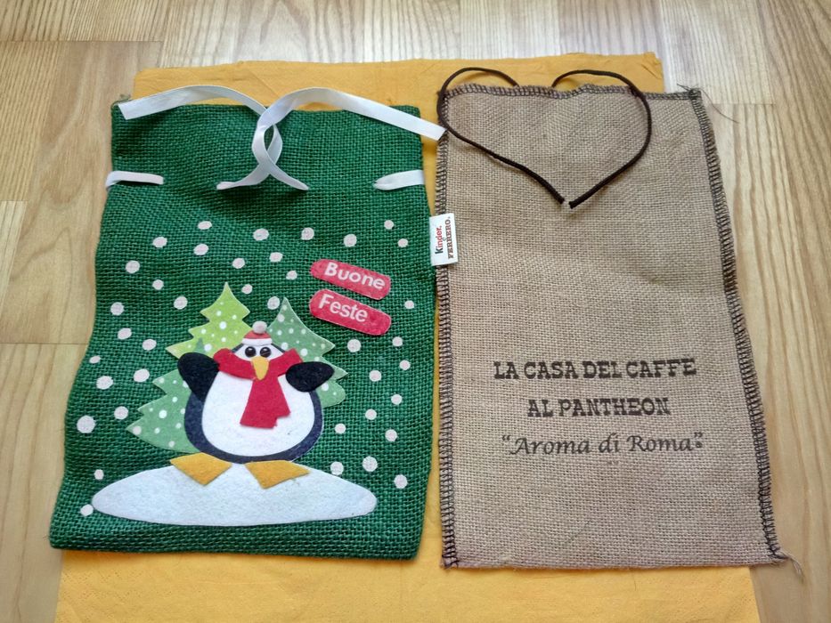 2 sacosele mici din canepa (impreuna 10 lei).