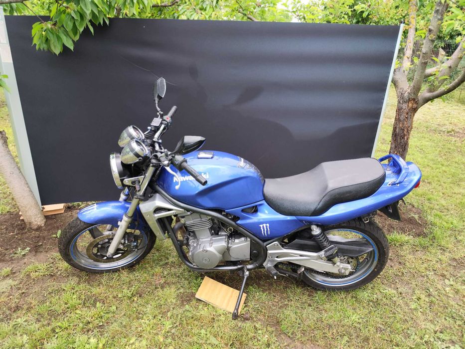 Motocicleta Kawasaki ER5 si Suzuki Sovage NP41B