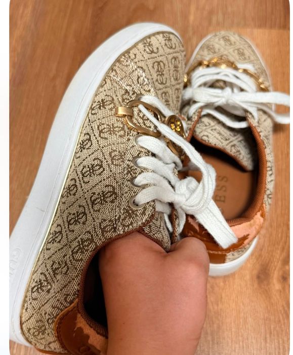 2 чифта обувки на Guess
