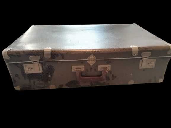 Голям здрав ретро винтидж куфар