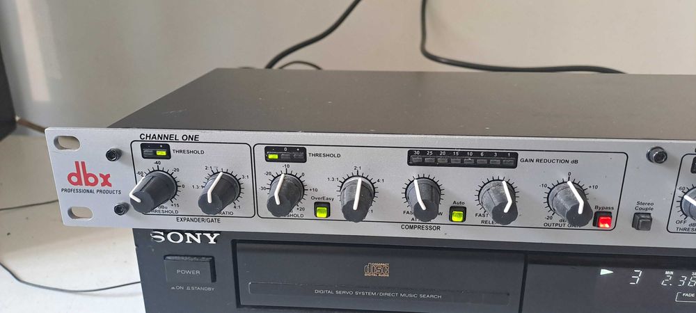 Interfata audio dbx 118 Compresor Gate Studio Rack