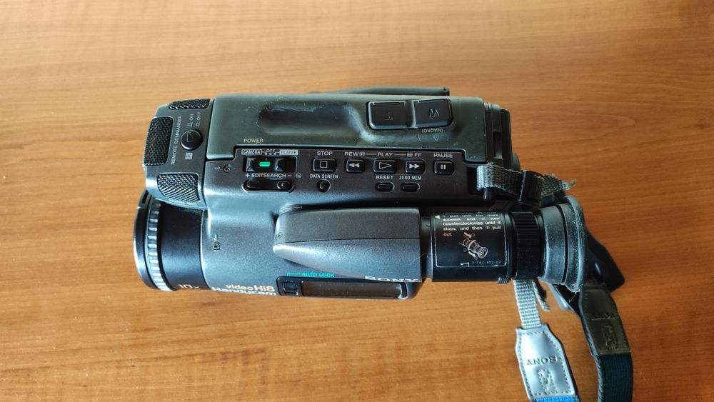 Sony Video Hi8 Handycam CCD-TR805E + Пълен комплект аксесоари (За части/ремонт)