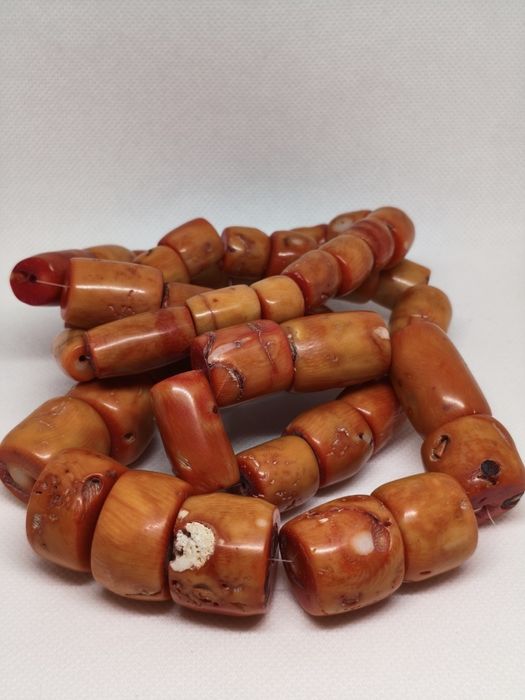 Коралловые массивные бусы