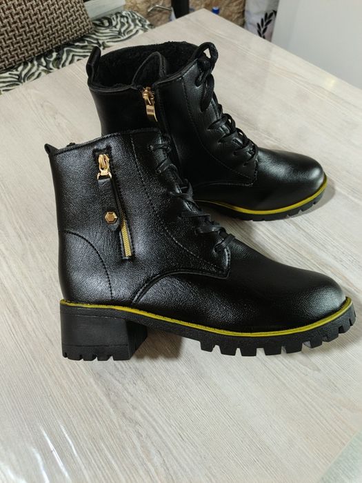 Продаю ботинки женские