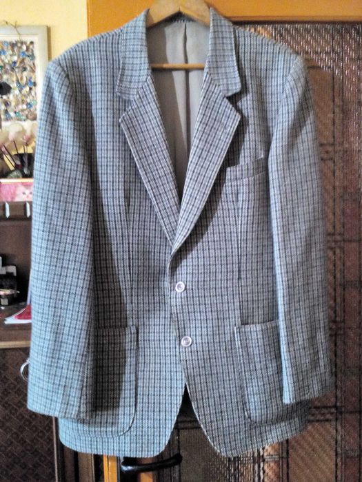 Продавам мъжки костюми и сака
