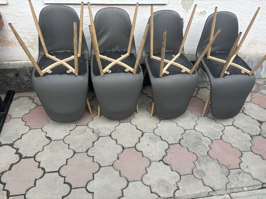 Стол с стульями.